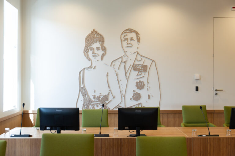 willem alexander, maxima, staatsieportret, raadstafel, stoelen, beeldschermen