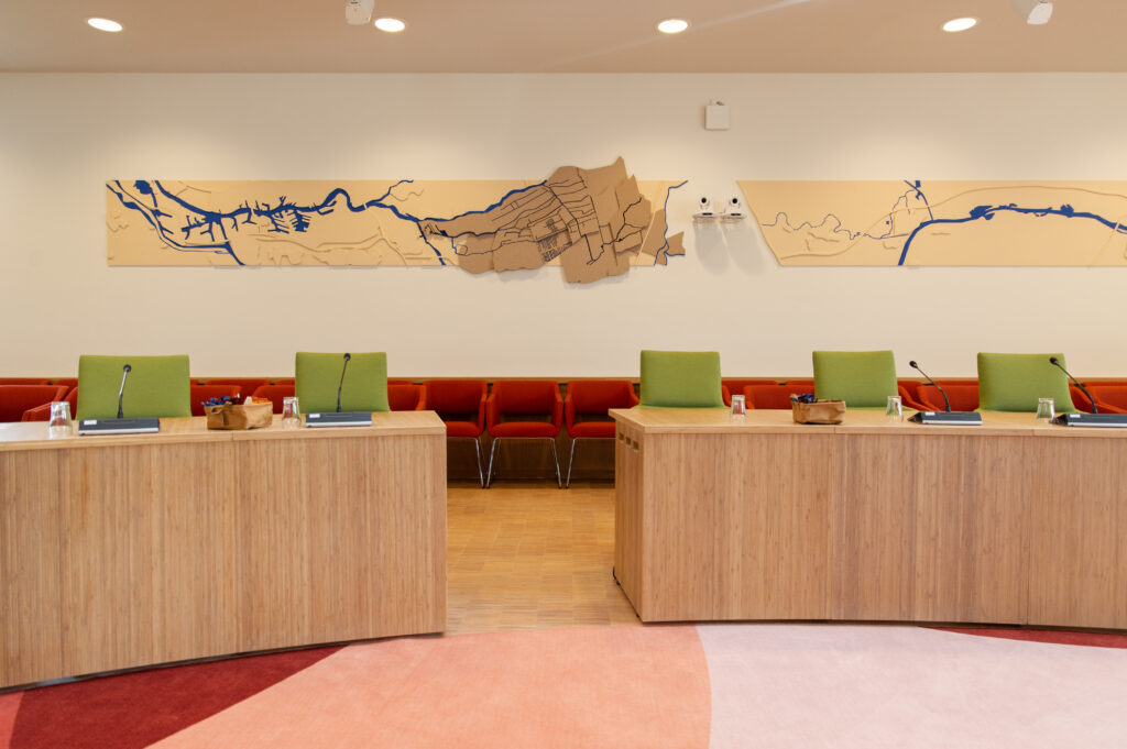 Gemeente, raadzaal, wandpaneel, vloerkleed, stoelen, tafel