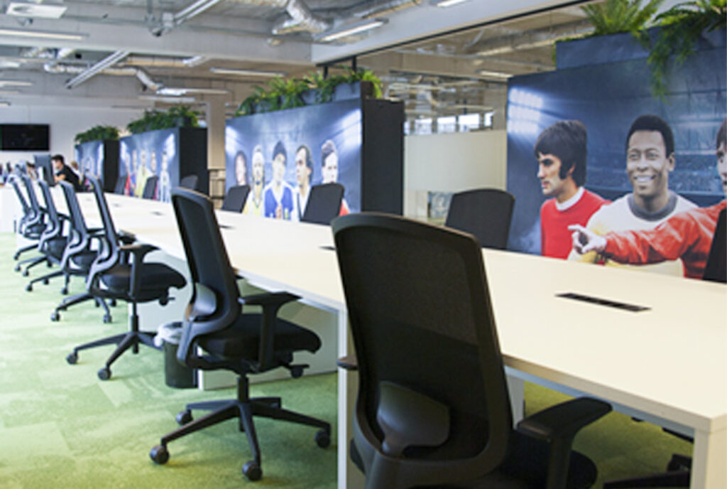 Werkplekken, witte tafels, zwarte bureaustoelen, visuals, voetballers, planten, BALR