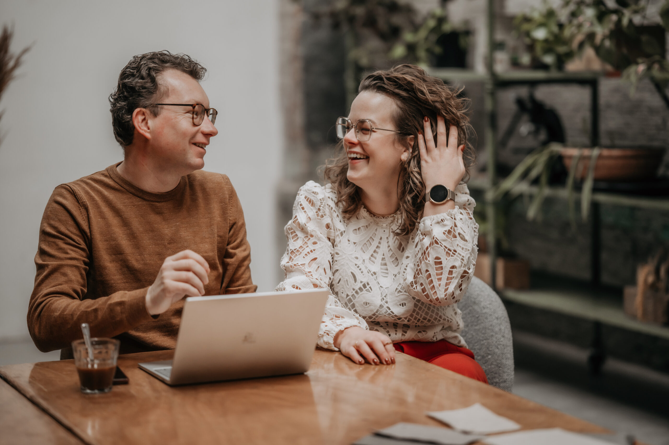 Man, vrouw, lachen, laptop, planten, kast