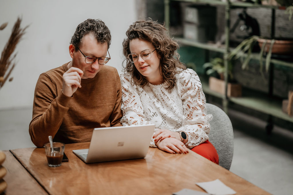 man, vrouw, tafel, laptop