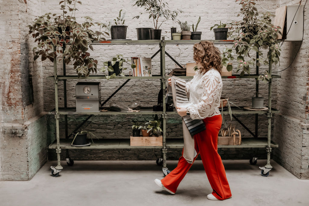 Vrouw, lopen, stofstalen, kast, planten