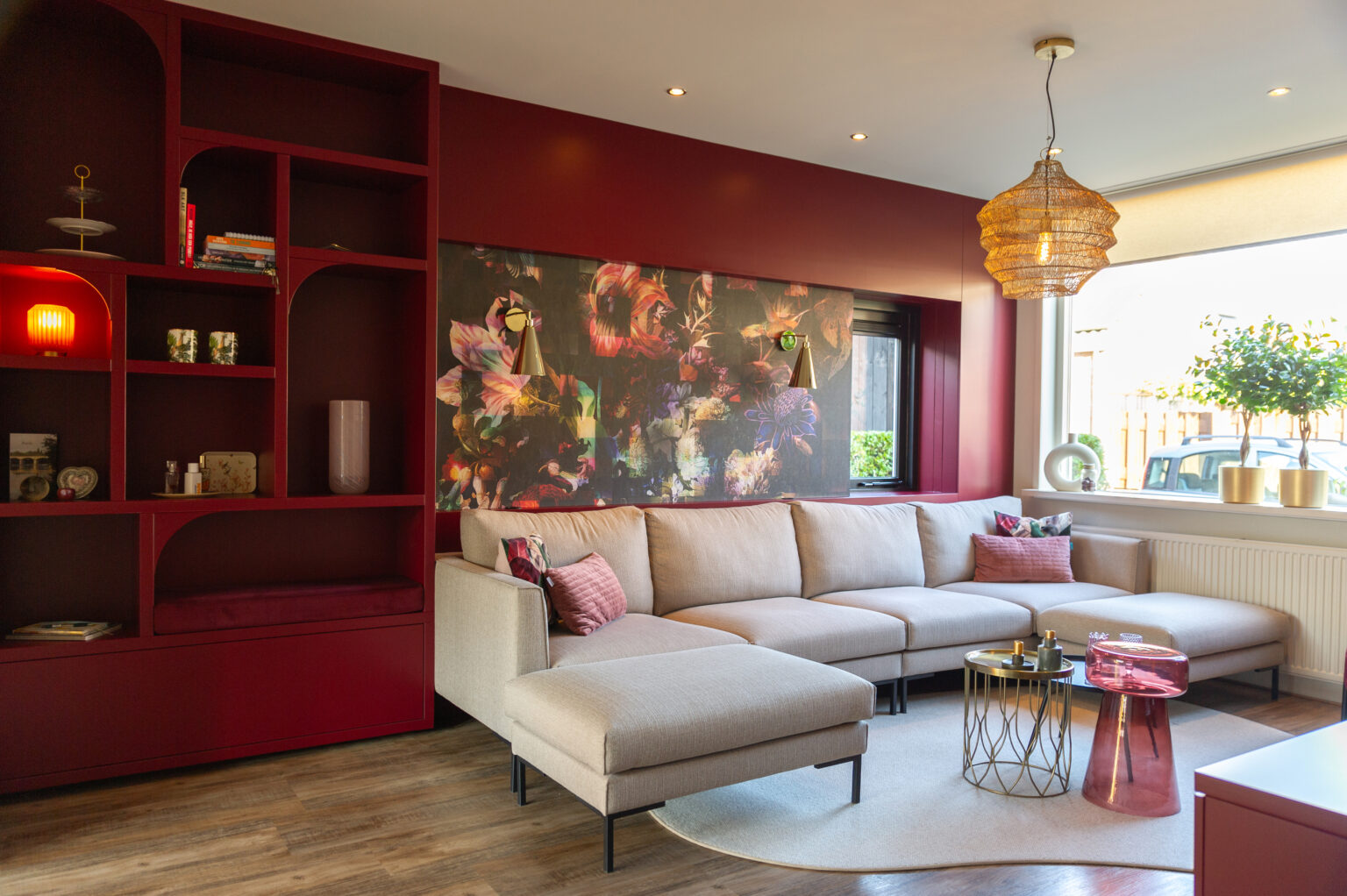 kast, bank, vloerkleed, salontafel, hanglamp, bloemenbehang