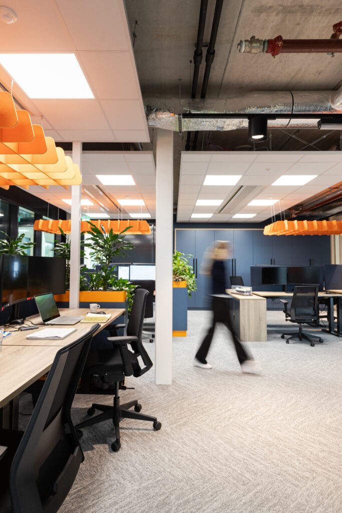 werkplekken, persoon, bureaus, bureaustoelen, tapijt, oranje, hanglampen, systeemplafond